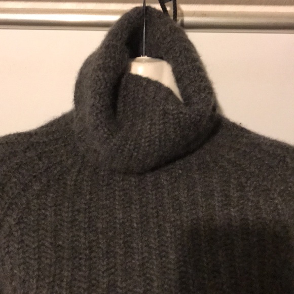 Bebe 100% cashmere cable knit turtleneck crowl neck sweater sz M - Picture 2 of 9